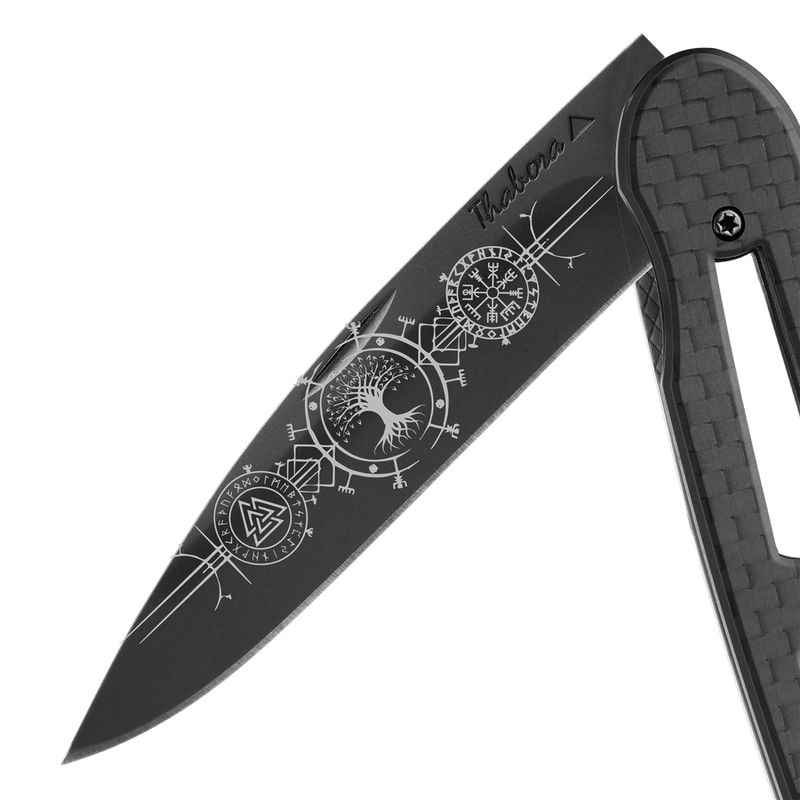 Couteau acier finition titane noir plaquette ajourée carbone motif «runes viking»