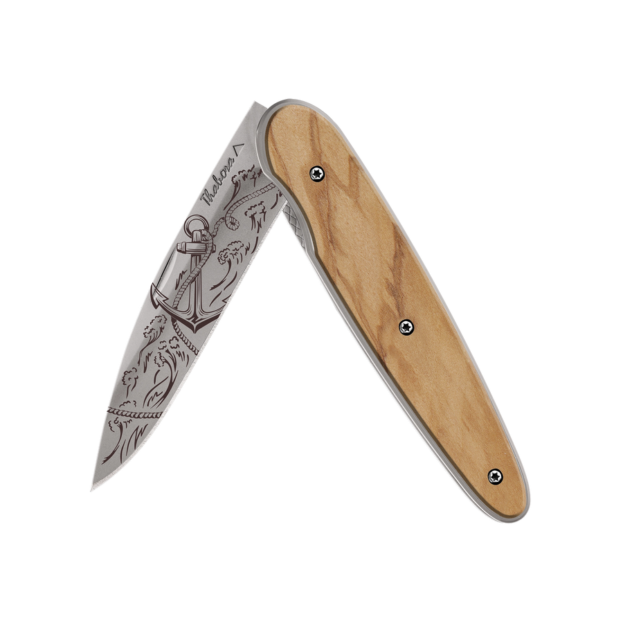Couteau acier finition titane gris plaquette pleine bois clair motif «ancre»