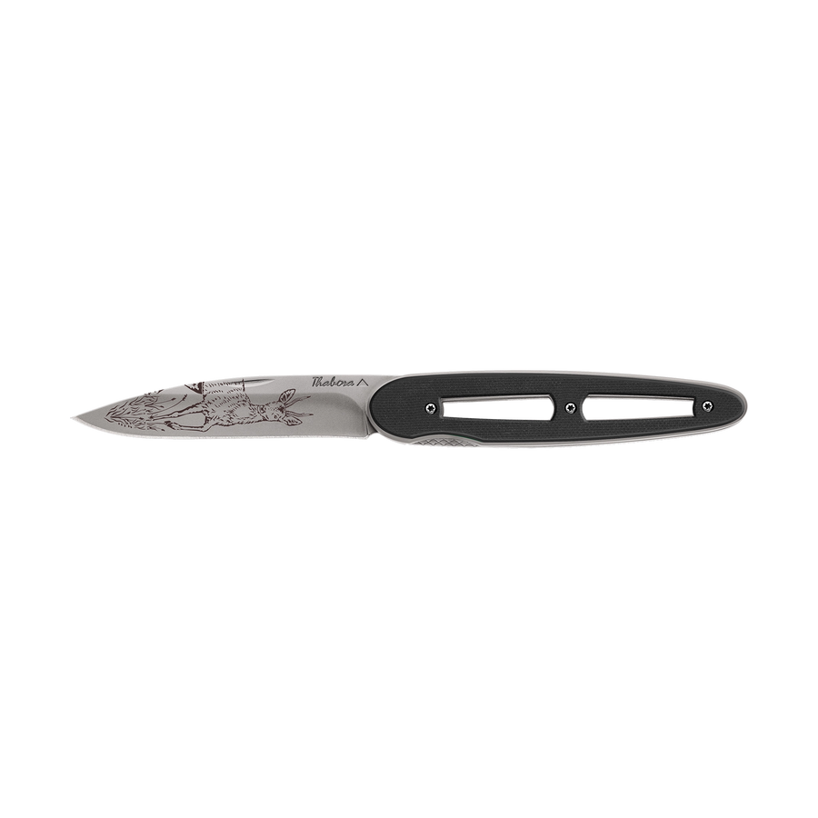 Couteau acier finition titane gris plaquette ajourée résine g10 noir motif «chevreuil brocard»