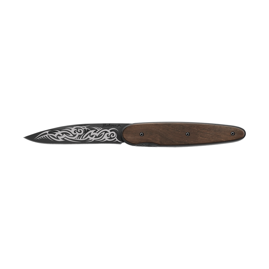 Couteau acier finition titane noir plaquette pleine bois foncé motif «tribal gothique»