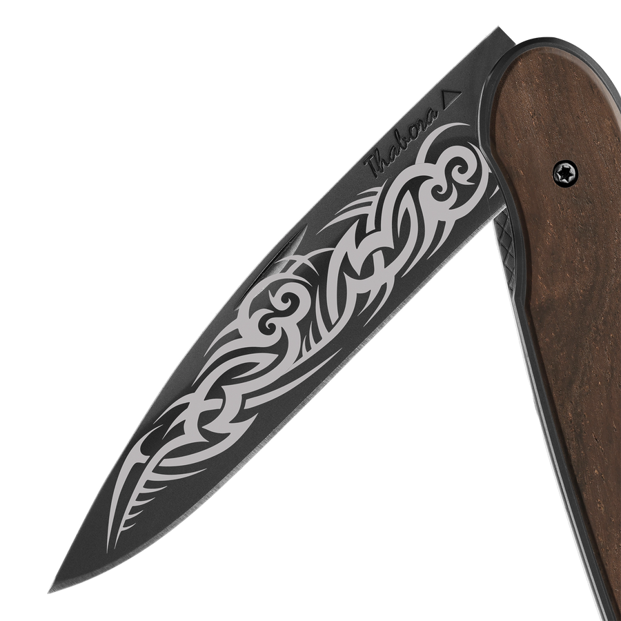 Couteau acier finition titane noir plaquette pleine bois foncé motif «tribal gothique»