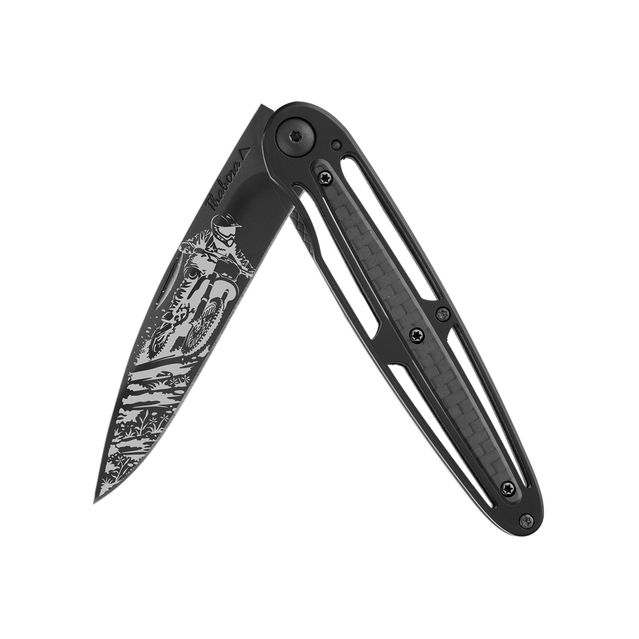 Couteau acier finition titane noir plaquette centrale carbone motif «motocross»