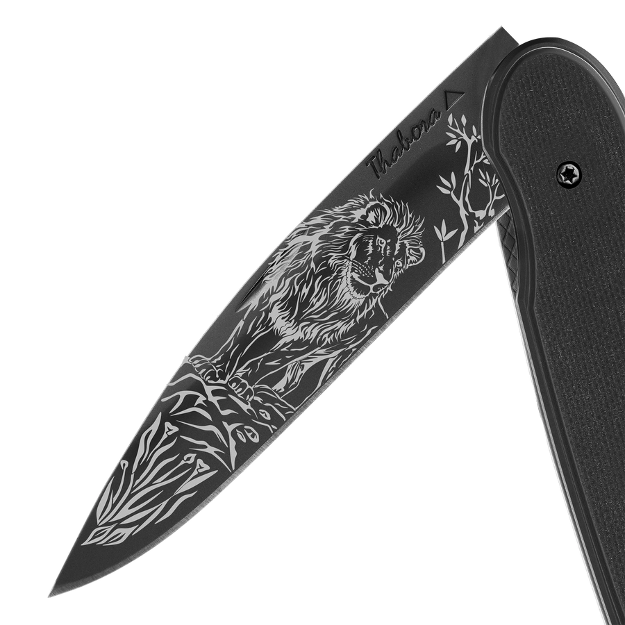 Couteau acier finition titane noir plaquette pleine résine g10 noir motif «lion»