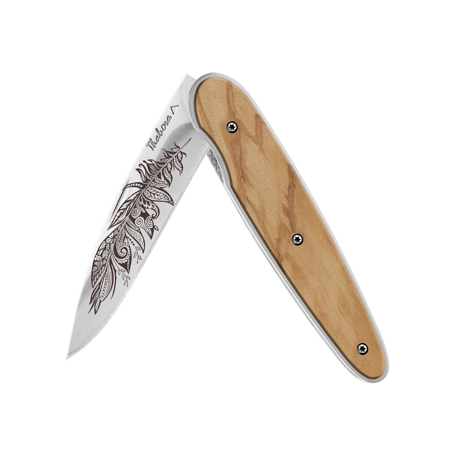 Couteau acier finition brillante plaquette pleine bois clair motif «plume polynesienne»