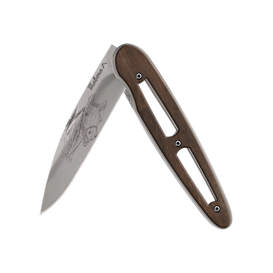 Couteau acier finition titane gris plaquette ajourée bois foncé motif «poulain»