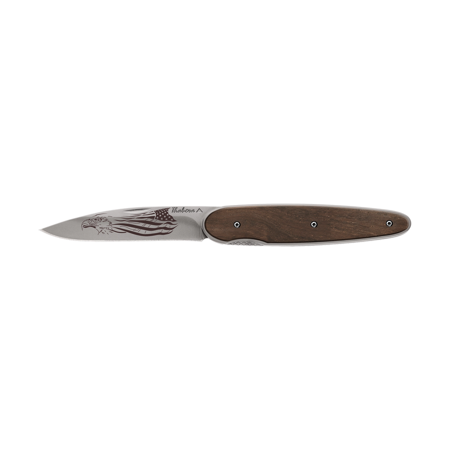 Couteau acier finition titane gris plaquette pleine bois foncé motif «aigle américain»