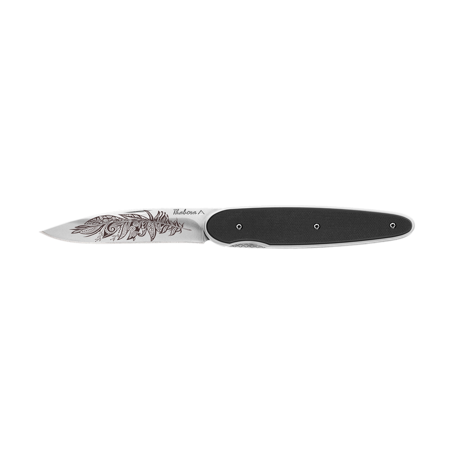 Couteau acier finition brillante plaquette pleine résine g10 noir motif «plume polynesienne»