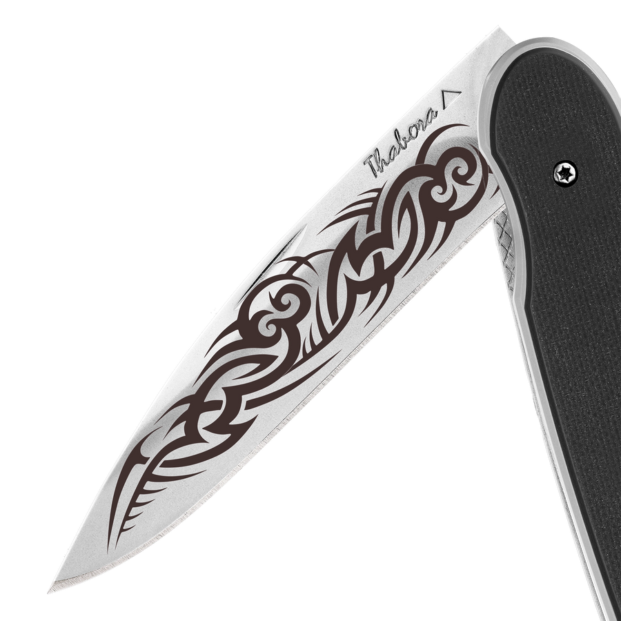 Couteau acier finition brillante plaquette pleine résine g10 noir motif «tribal gothique»