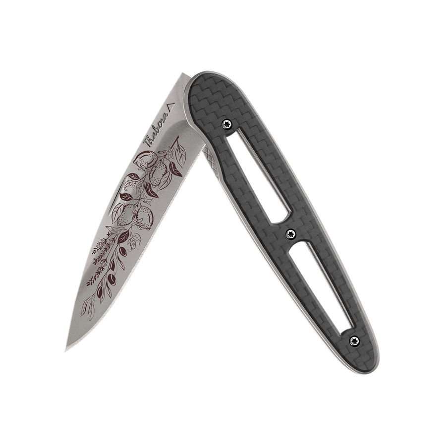 Couteau acier finition titane gris plaquette ajourée carbone motif «provencal»
