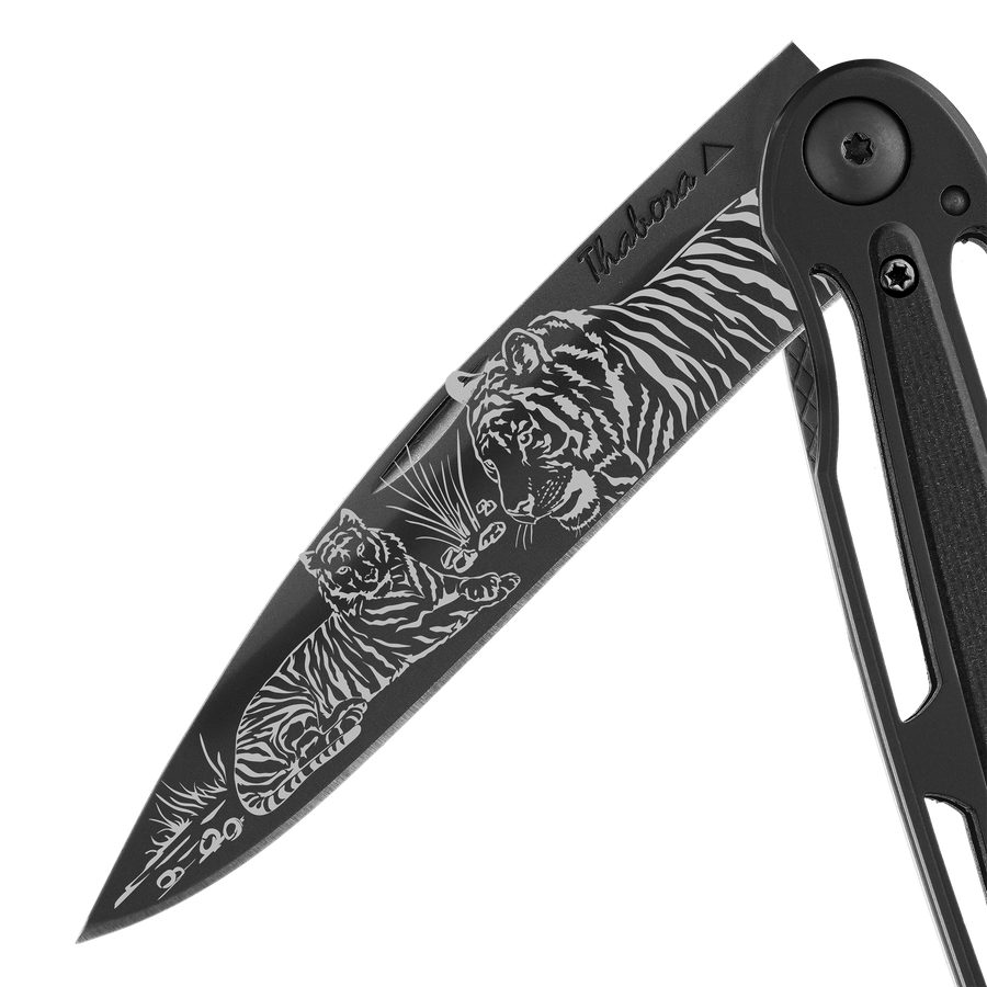Couteau acier finition titane noir plaquette centrale résine g10 noir motif «tigres»