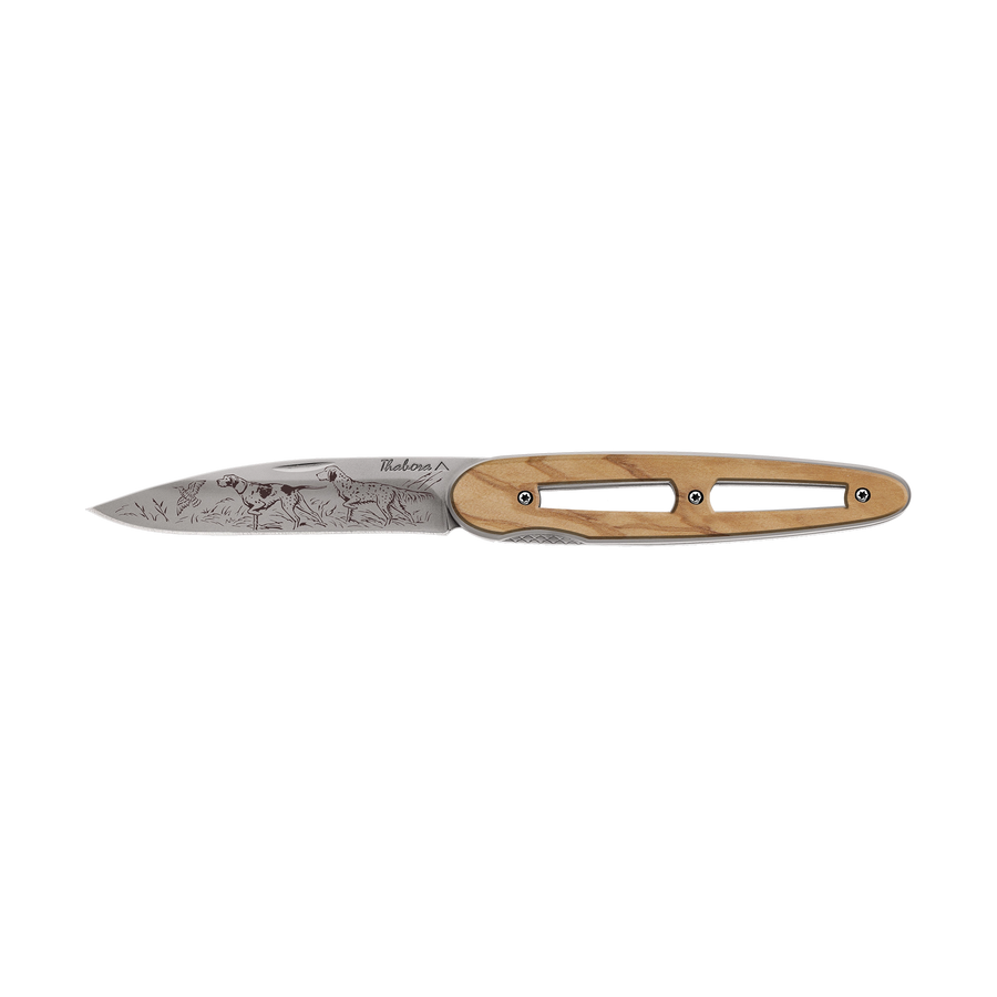 Couteau acier finition titane gris plaquette ajourée bois clair motif «chiens d'arrêt»
