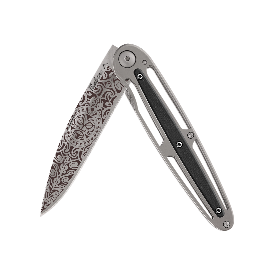 Couteau acier finition titane gris plaquette centrale résine g10 noir motif «tiki»