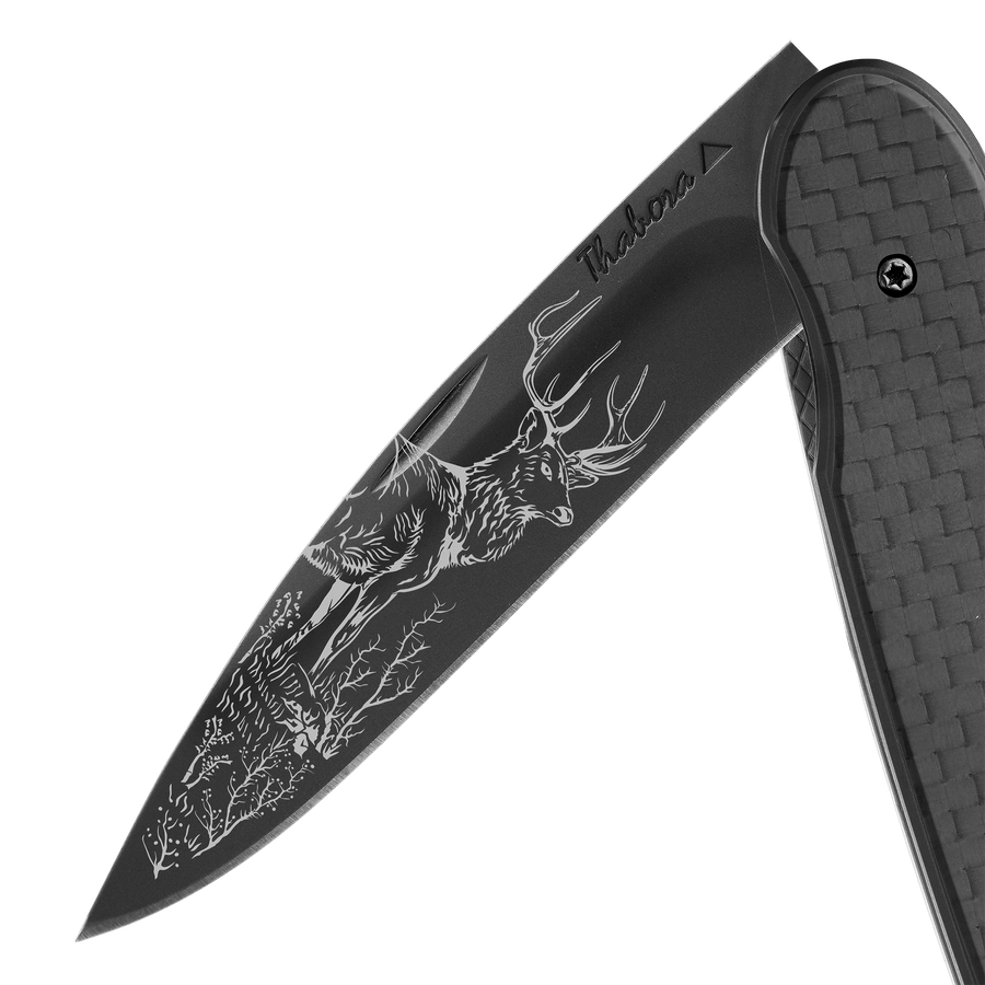 Couteau acier finition titane noir plaquette pleine carbone motif «cerf»
