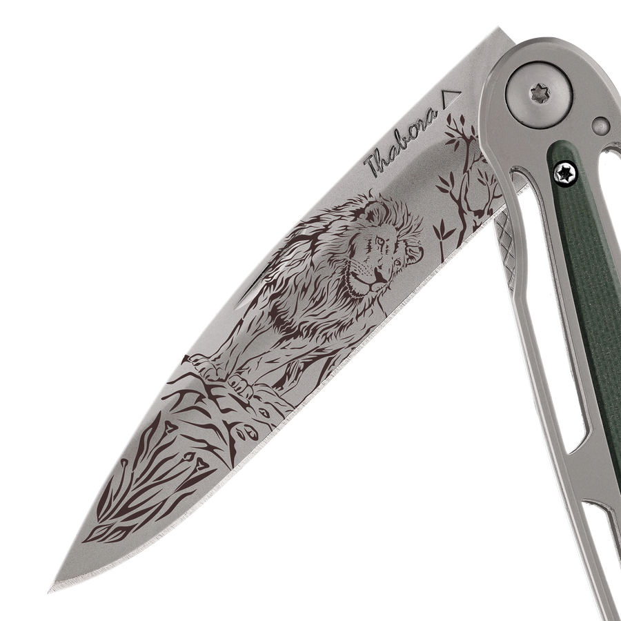 Couteau acier finition titane gris plaquette centrale résine g10 kaki motif «lion»