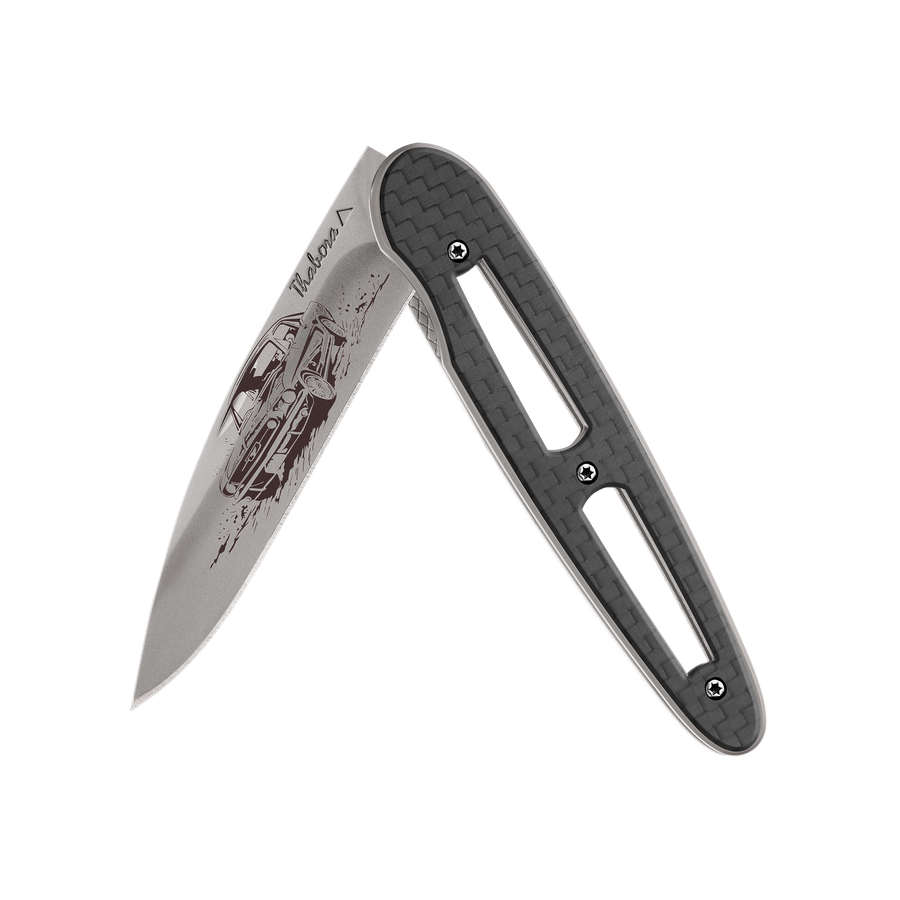 Couteau acier finition titane gris plaquette ajourée carbone motif «voiture américaine»