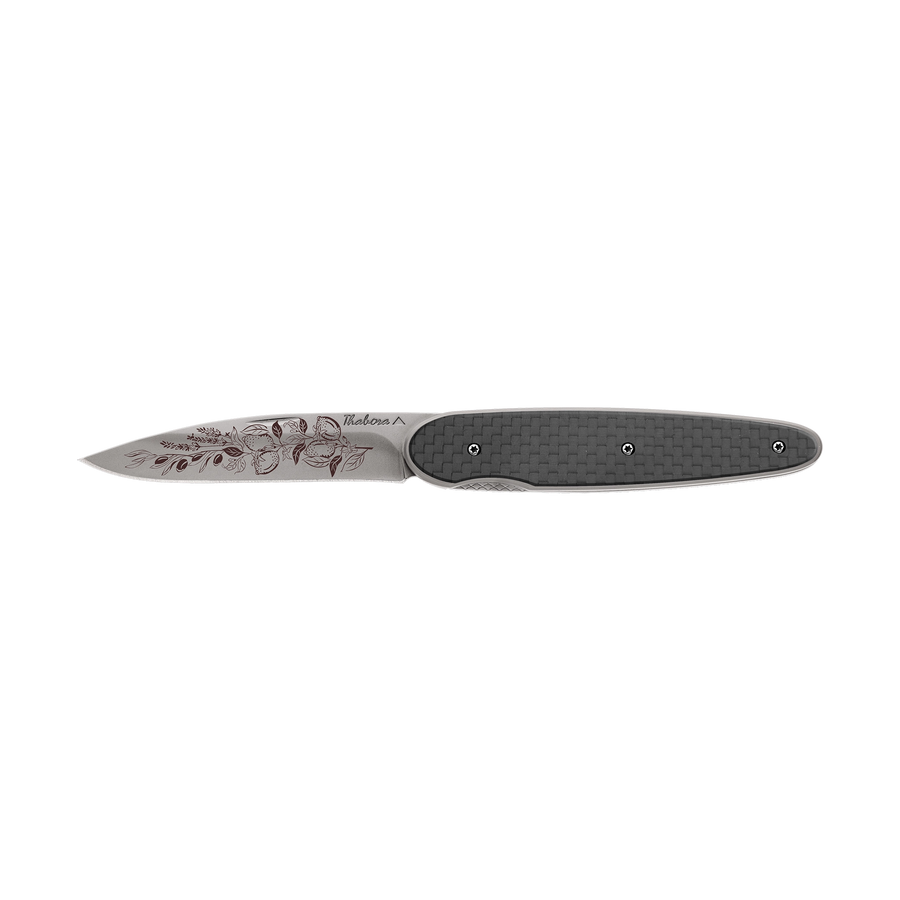Couteau acier finition titane gris plaquette pleine carbone motif «provencal»