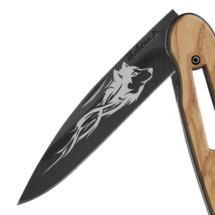 Couteau acier finition titane noir plaquette ajourée bois clair motif «loup tribal»