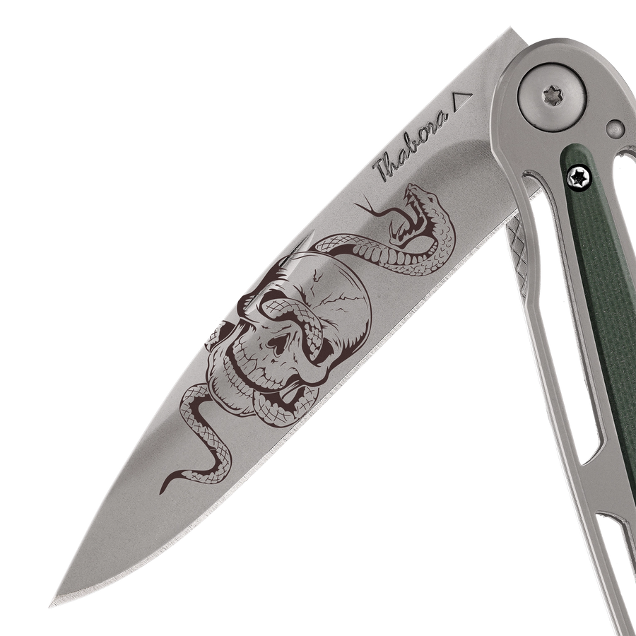 Couteau acier finition titane gris plaquette centrale résine g10 kaki motif «tête de mort serpent»