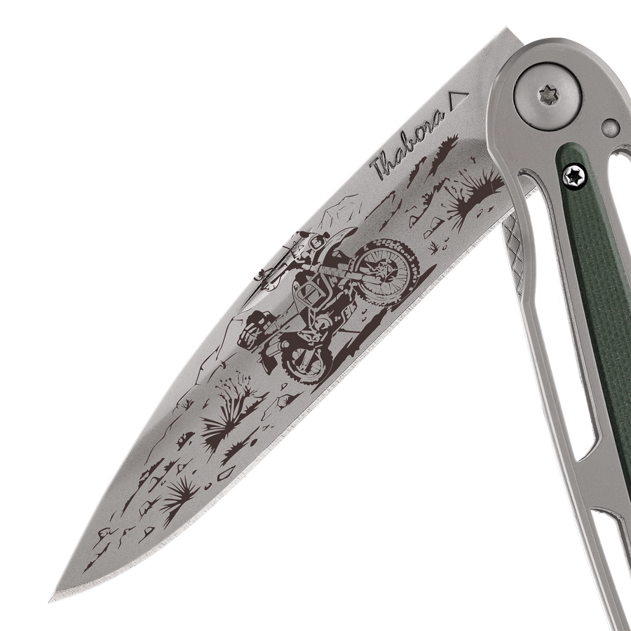 Couteau acier finition titane gris plaquette centrale résine g10 kaki motif «trail»
