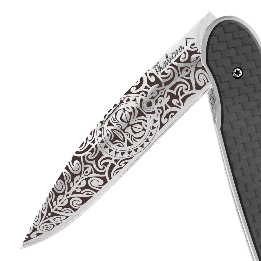 Couteau acier finition brillante plaquette pleine carbone motif «tiki»