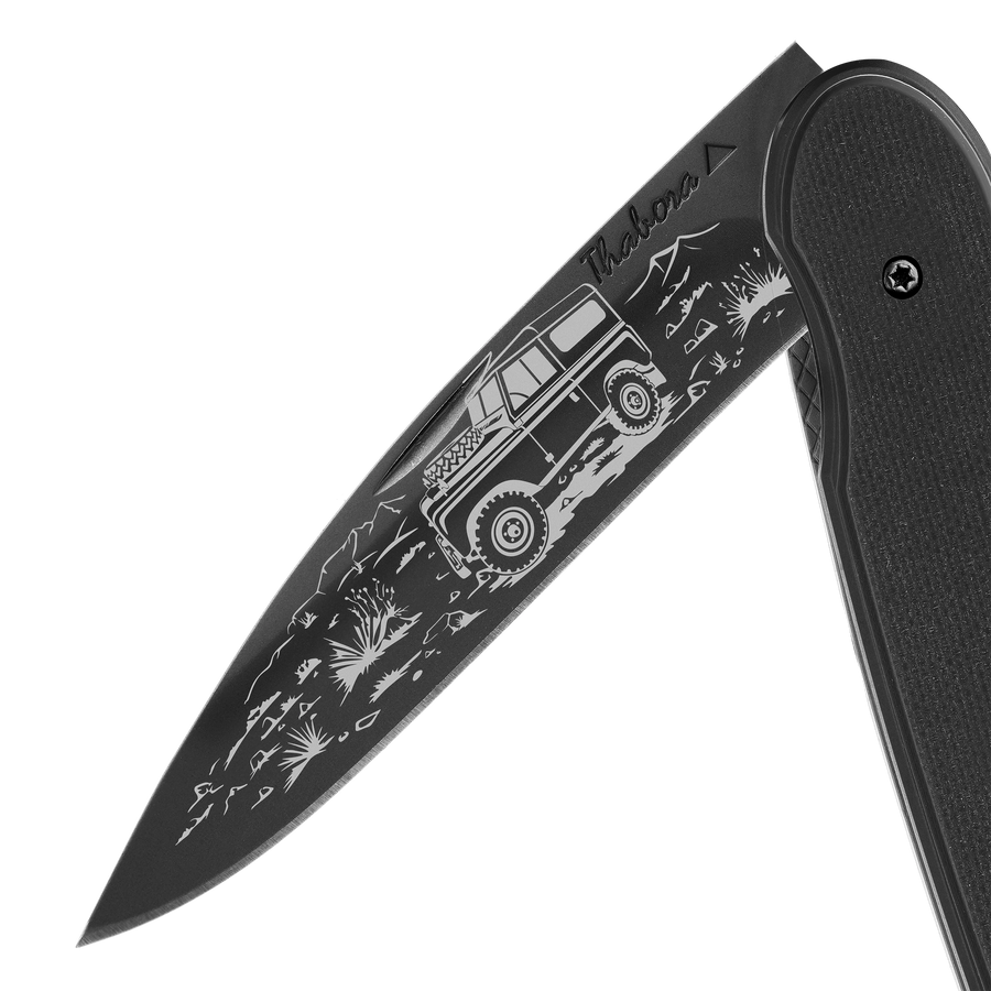 Couteau acier finition titane noir plaquette pleine résine g10 noir motif «4x4»