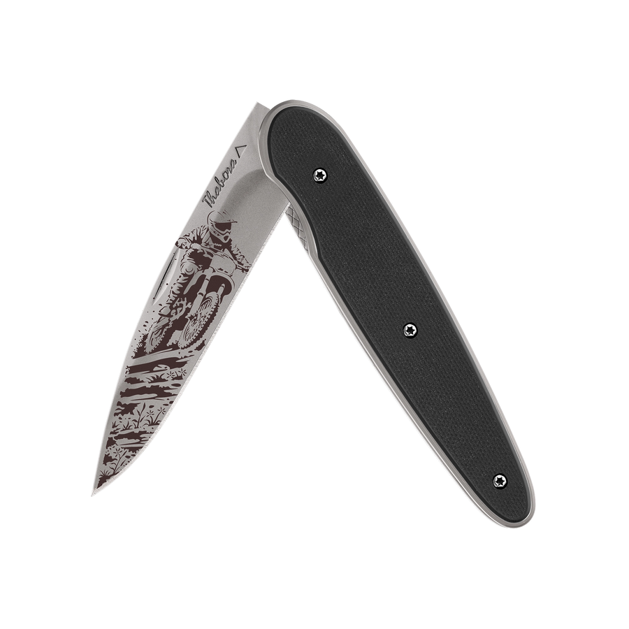 Couteau acier finition titane gris plaquette pleine résine g10 noir motif «motocross»