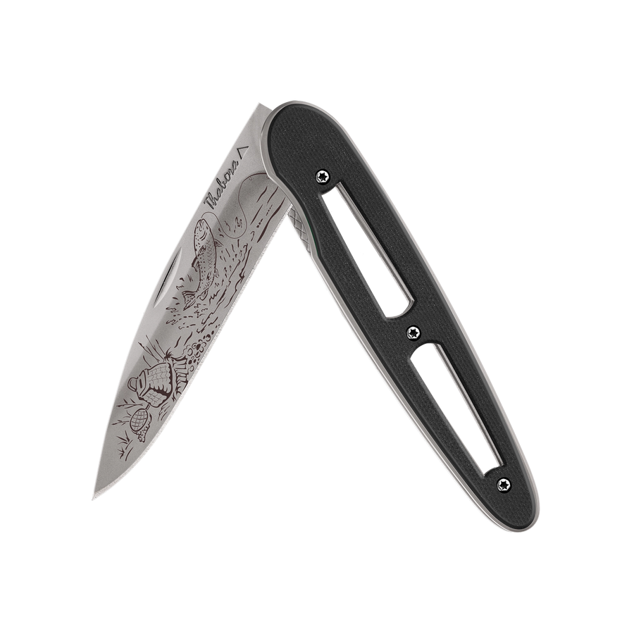 Couteau acier finition titane gris plaquette ajourée résine g10 noir motif «pêche rivière»