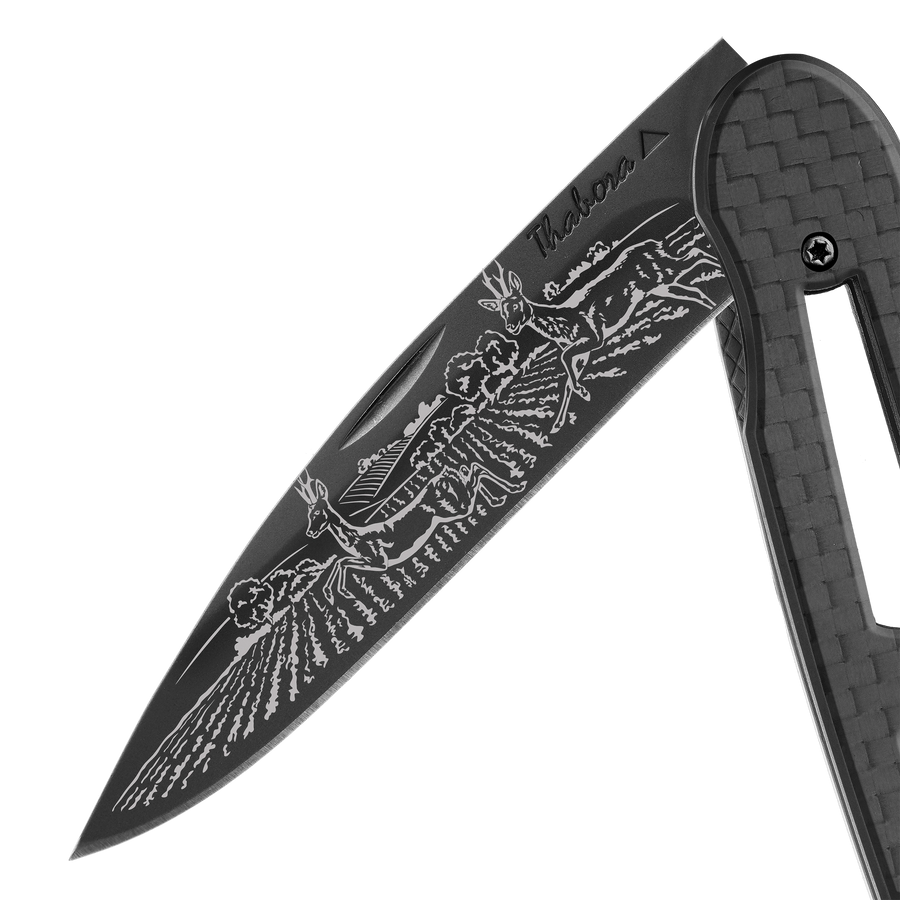 Couteau acier finition titane noir plaquette ajourée carbone motif «chevreuil»