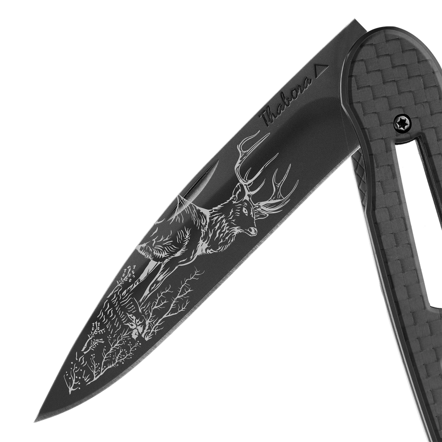 Couteau acier finition titane noir plaquette ajourée carbone motif «cerf»