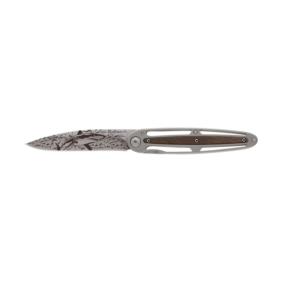 Couteau acier finition titane gris plaquette centrale bois foncé motif «requin»
