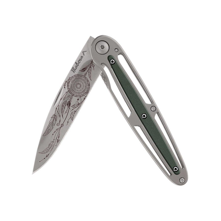 Couteau acier finition titane gris plaquette centrale résine g10 kaki motif «attrape rêves»