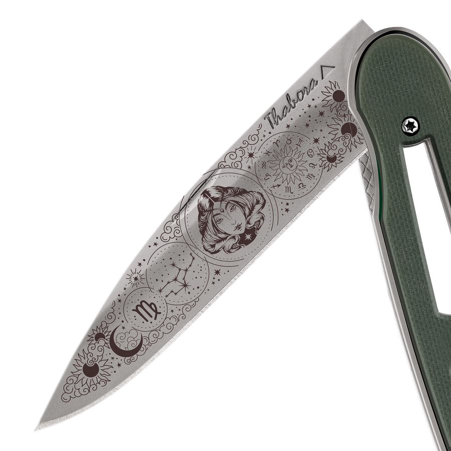 Couteau acier finition titane gris plaquette ajourée résine g10 kaki motif «zodiaque vierge»