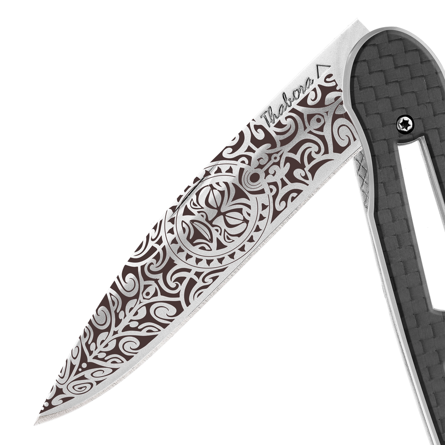 Couteau acier finition brillante plaquette ajourée carbone motif «tiki»