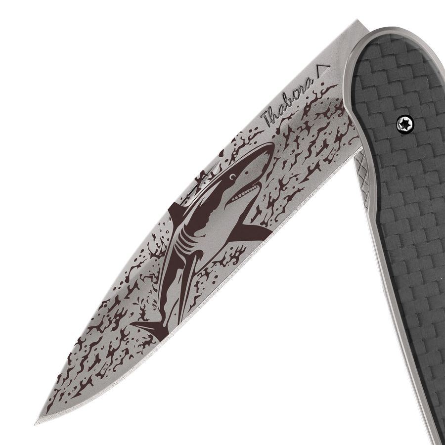 Couteau acier finition titane gris plaquette pleine carbone motif «requin»