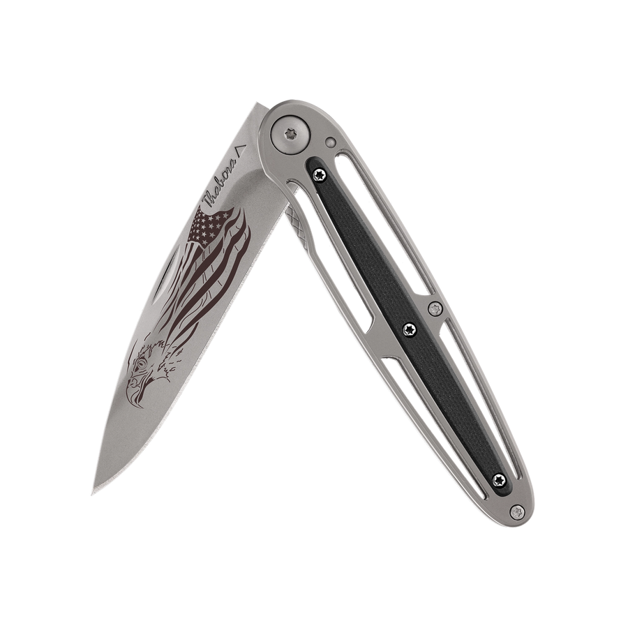Couteau acier finition titane gris plaquette centrale résine g10 noir motif «aigle américain»