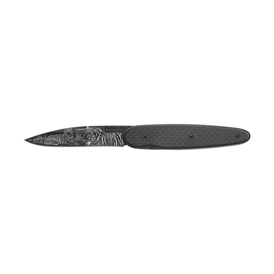 Couteau acier finition titane noir plaquette pleine carbone motif «tigres»