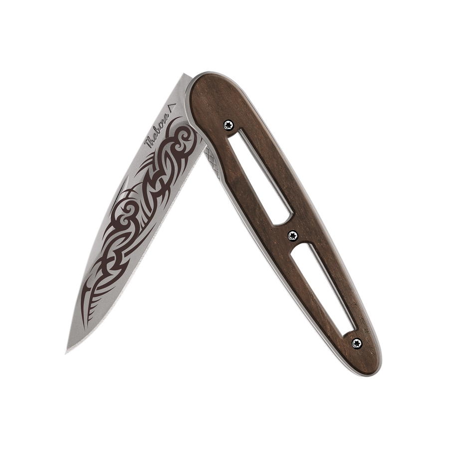Couteau acier finition titane gris plaquette ajourée bois foncé motif «tribal gothique»
