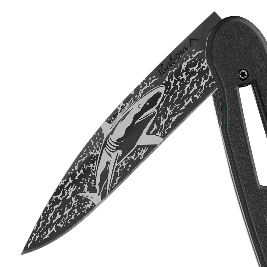 Couteau acier finition titane noir plaquette ajourée résine g10 noir motif «requin»