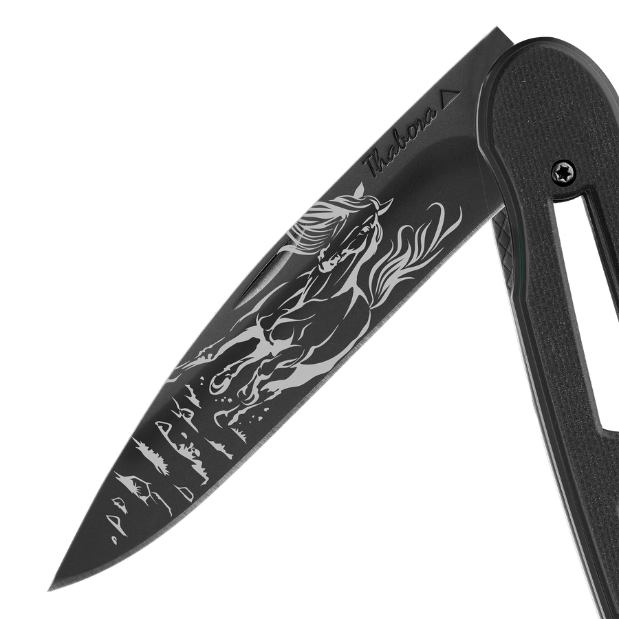 Couteau acier finition titane noir plaquette ajourée résine g10 noir motif «cheval»