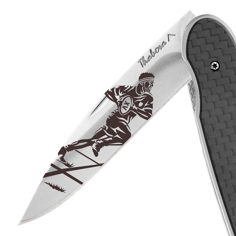 Couteau acier finition brillante plaquette pleine carbone motif «rugbyman»