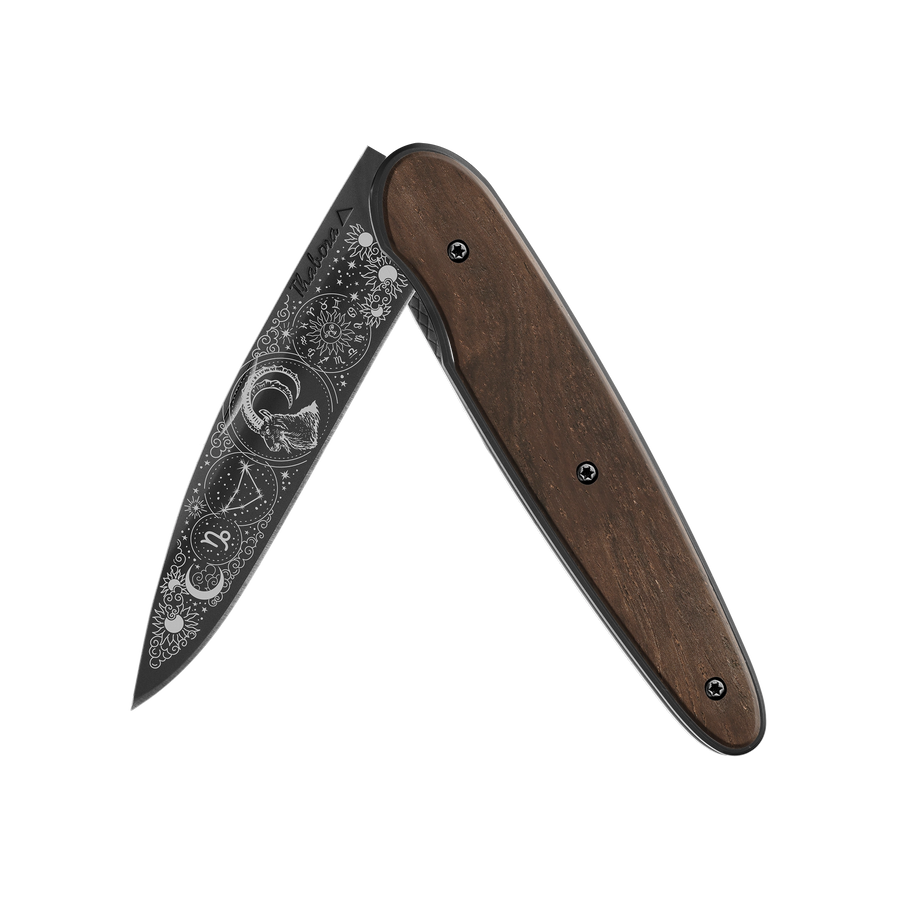 Couteau acier finition titane noir plaquette pleine bois foncé motif «zodiaque capricorne»