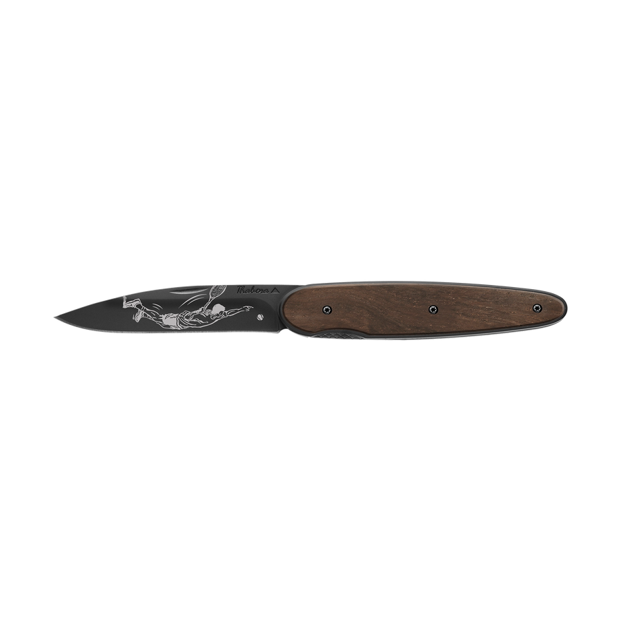 Couteau acier finition titane noir plaquette pleine bois foncé motif «tennisman»