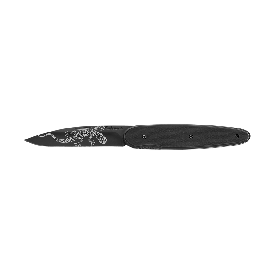 Couteau acier finition titane noir plaquette pleine résine g10 noir motif «salamandre tribale»