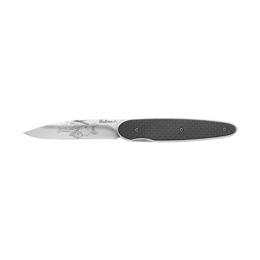 Couteau acier finition brillante plaquette pleine carbone motif «poulain»
