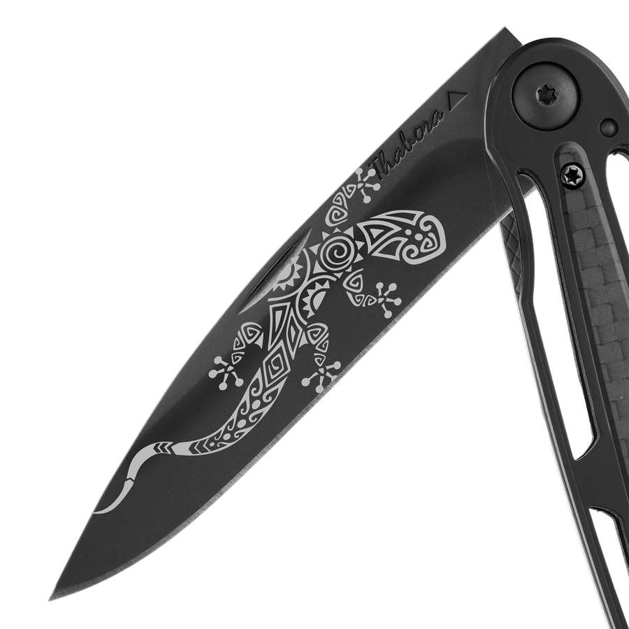 Couteau acier finition titane noir plaquette centrale carbone motif «salamandre tribale»