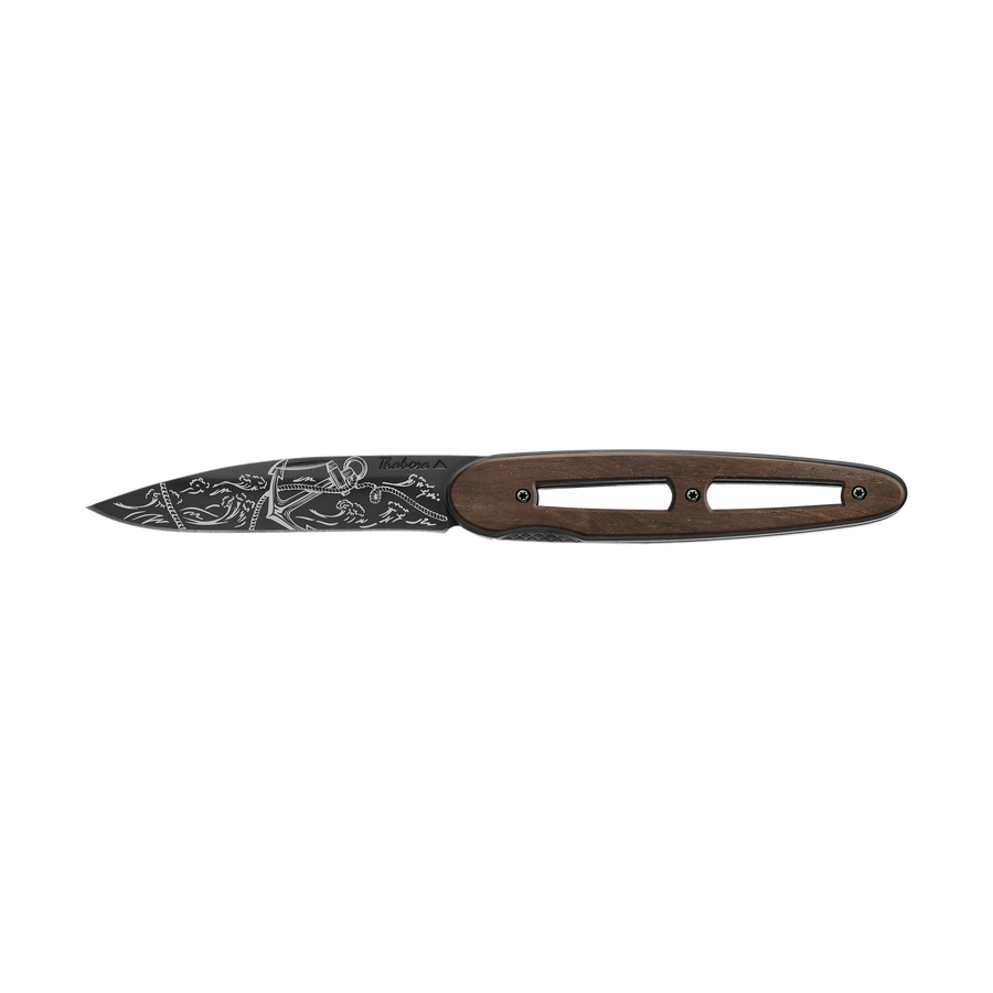 Couteau acier finition titane noir plaquette ajourée bois foncé motif «ancre»