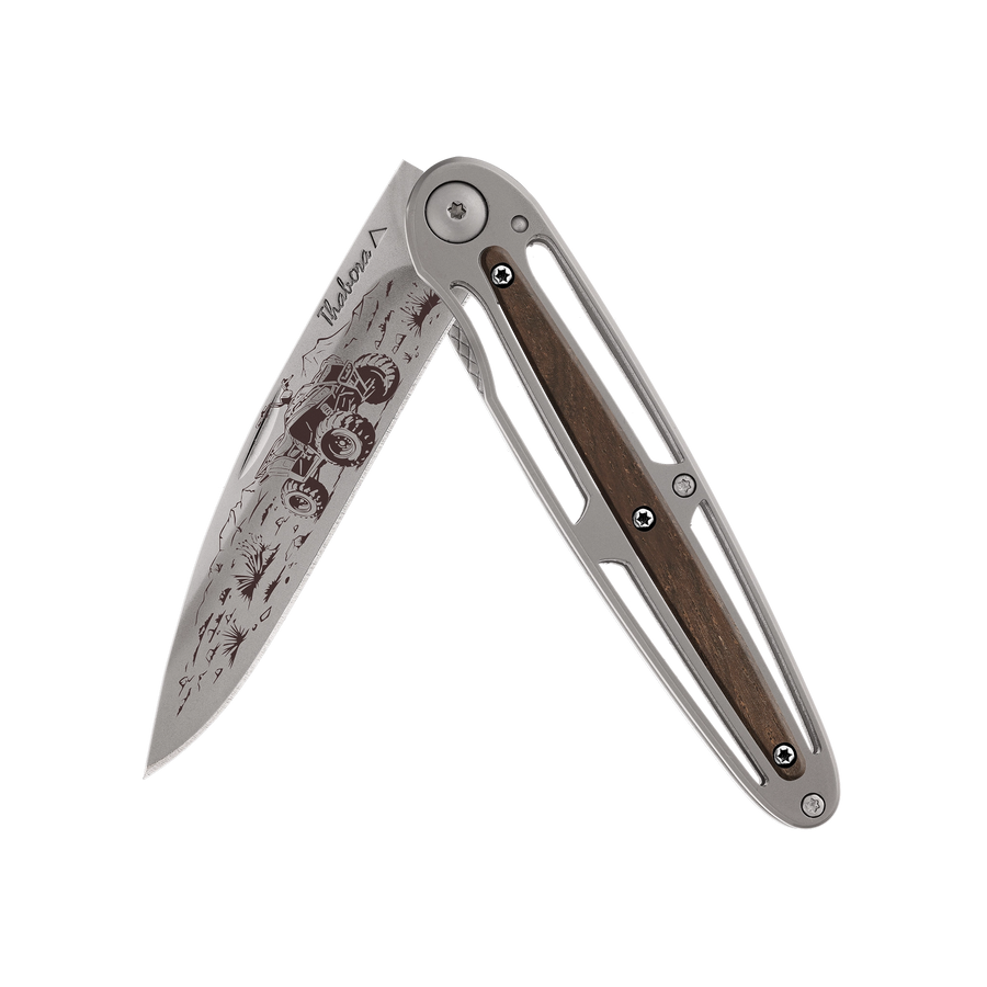 Couteau acier finition titane gris plaquette centrale bois foncé motif «quad»
