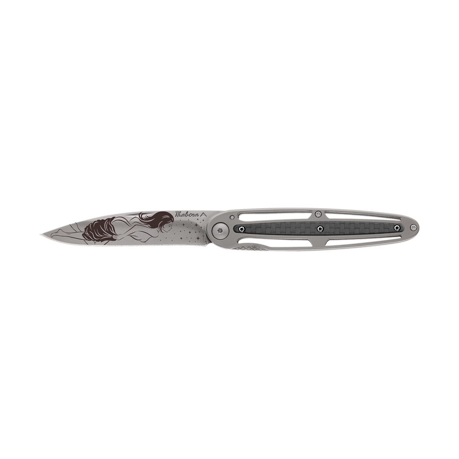 Couteau acier finition titane gris plaquette centrale carbone motif «femme dénudée»