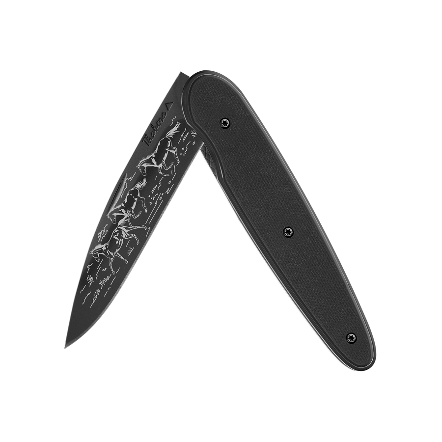Couteau acier finition titane noir plaquette pleine résine g10 noir motif «chevaux sauvages»