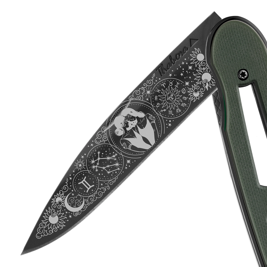 Couteau acier finition titane noir plaquette ajourée résine g10 kaki motif «zodiaque gémeaux»